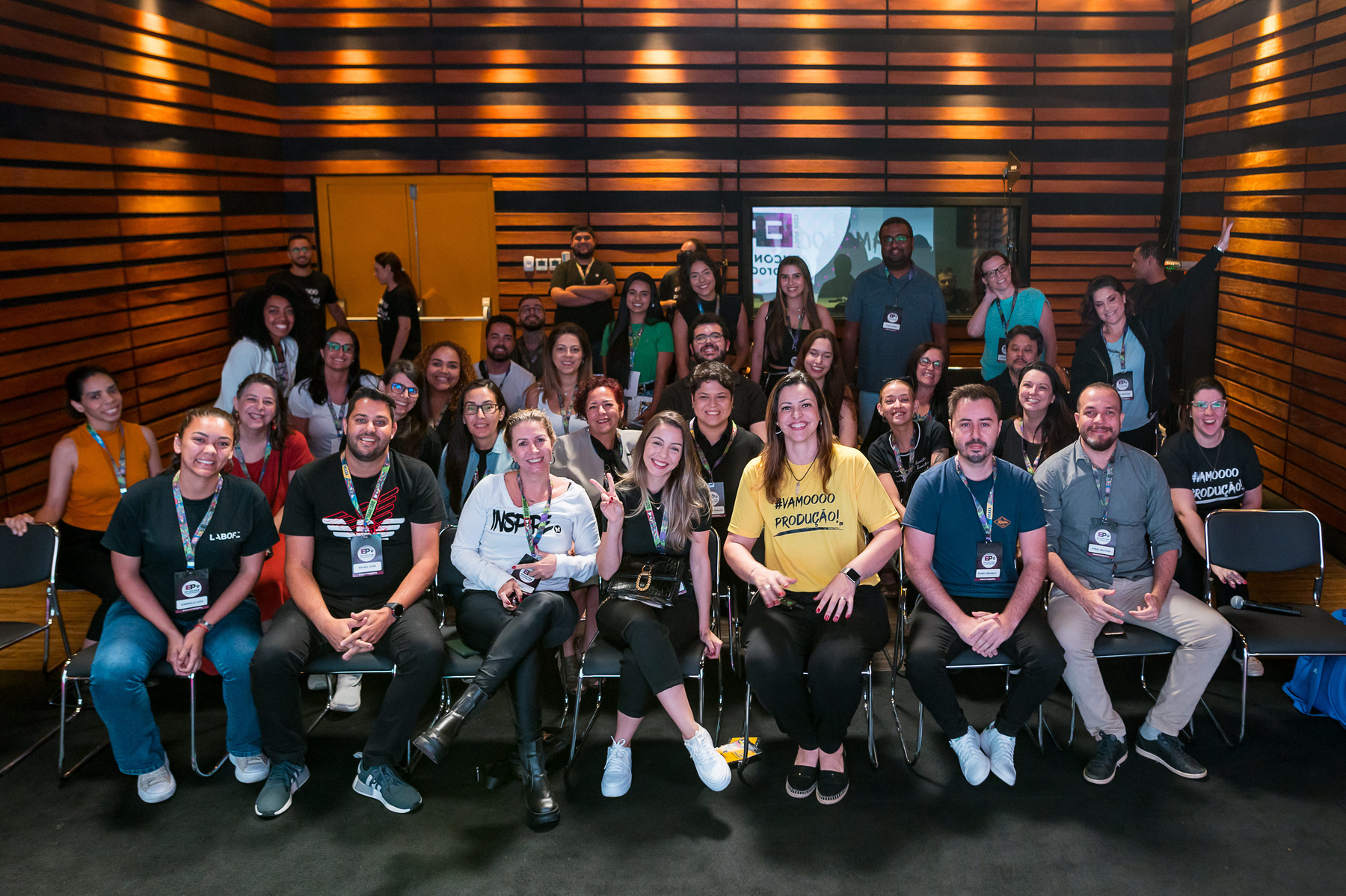 Profissionais de eventos fazendo networking em uma experiência ESPE